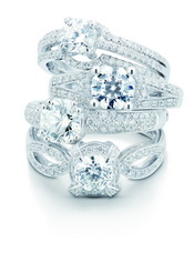 由新一代钻石蓝色火焰镶嵌的戒指，由通灵珠宝独家发售